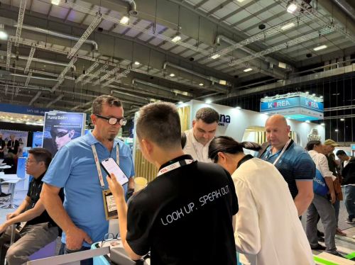 AR翻译眼镜:49g、8h续航、100+语言实时互译pg电子模拟器免费版IFA 2025|亮亮视野展示(图2) AR翻译眼镜:49g、8h续航、100+语言实时互译pg电子模拟器免费版IFA 2025|亮亮视野展示(图2)